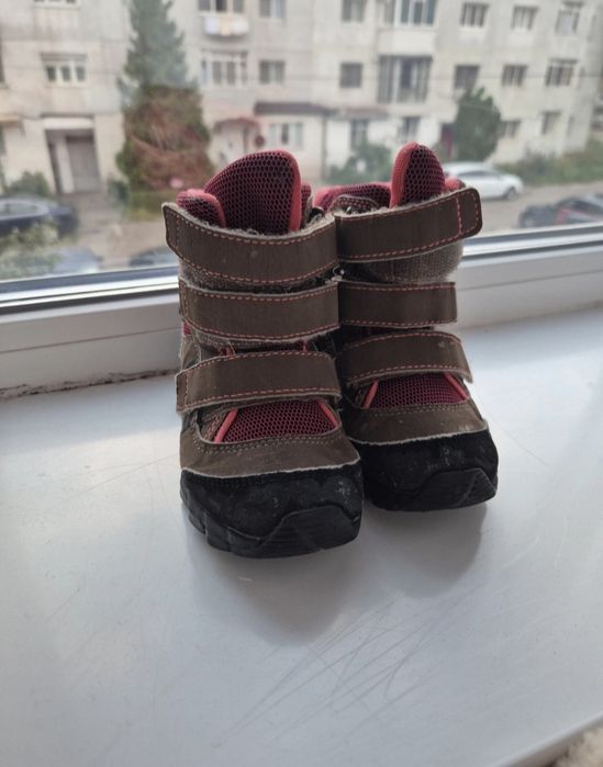 Ghete Adidas 23 pentru joacă.