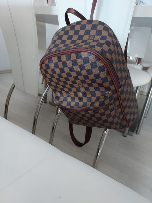 vând rucsac  barbatesc, un produs  de calitate,un  produs de import.