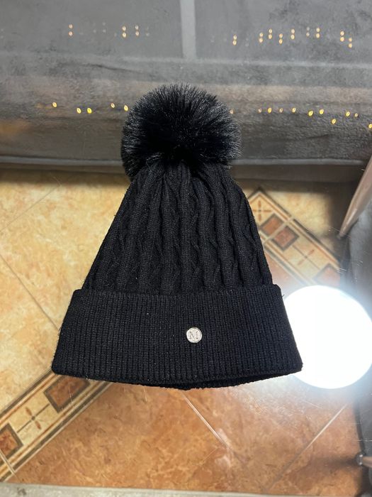 Зимна шапка с буква М