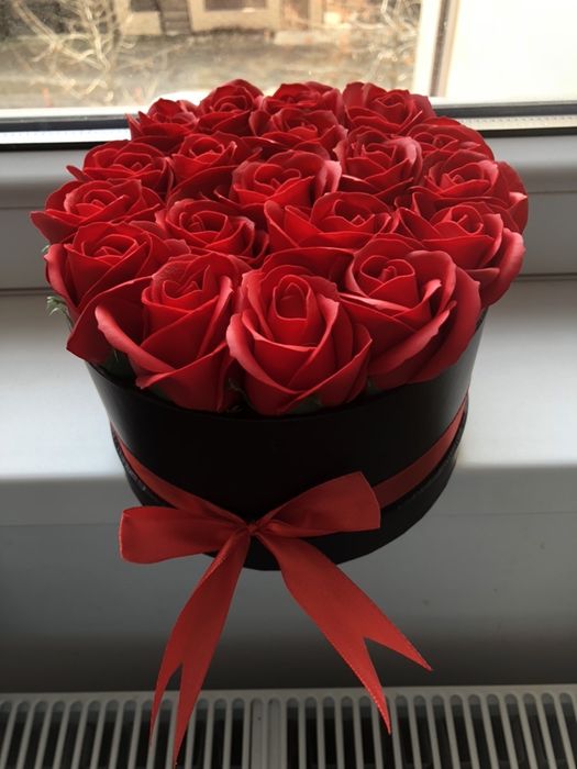 Cutie cu trandafiri rosii