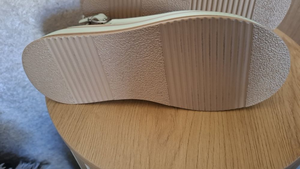 Чисто нови сандали 37 номер