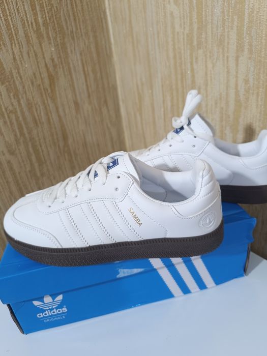 Женские кроссовки