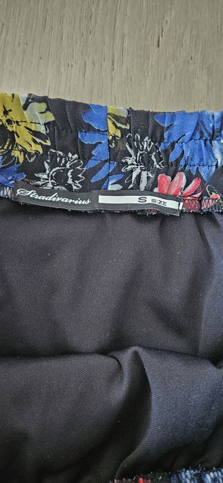 Fusta mini cu elemente florale