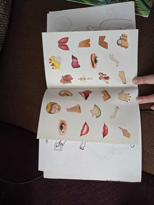 Vand carti de colorat simple si cu stickere