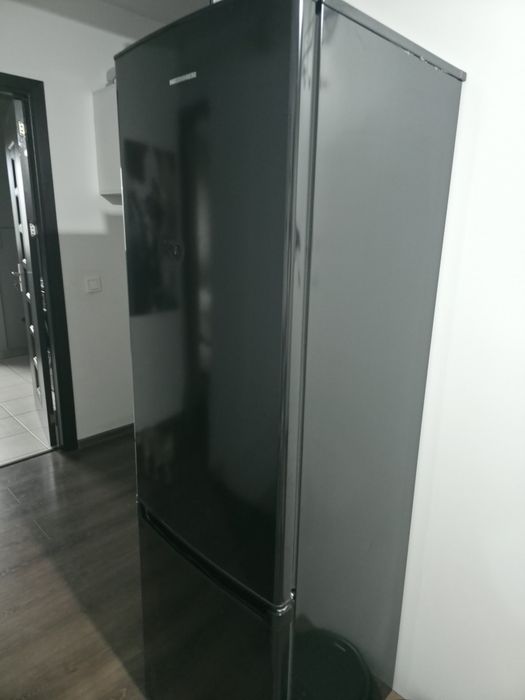 Vand Frigider Heinner HC-H273BKA+ Black, 273L, Clasa A+, stare  foarte buna