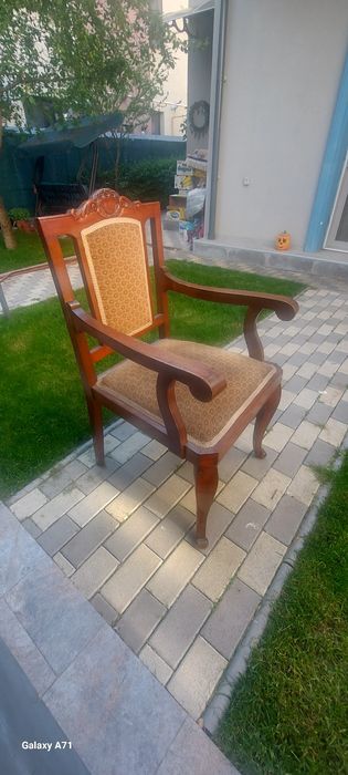 Scaun din lemn masiv tapițat
