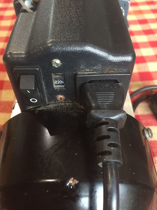 JAVAC Модел CC 141/вакум помпа за вакумиране на хладилни системи/