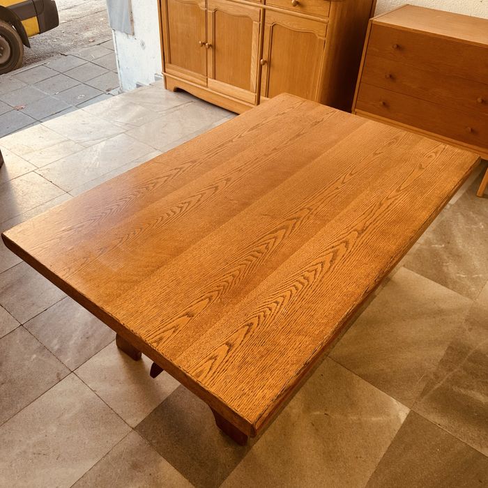 Масивна дъбова маса – ниска / холна, стабилна и запазена