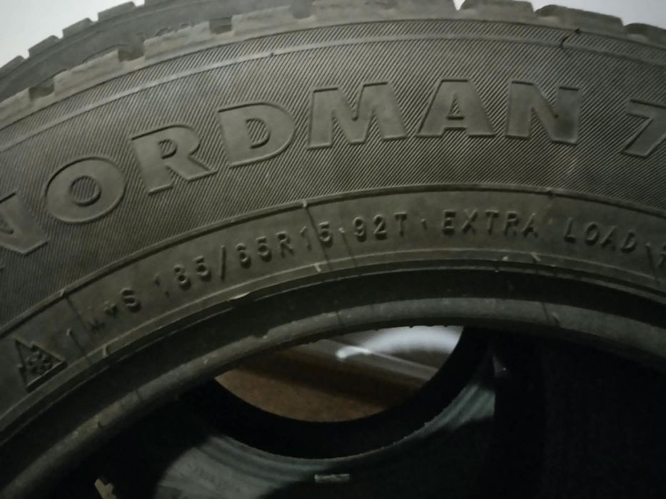 Продам 4 шипованых резины нокиан