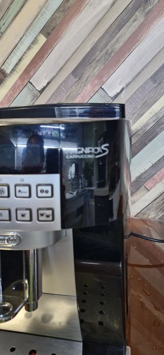 На части кафе автомат Делонги.