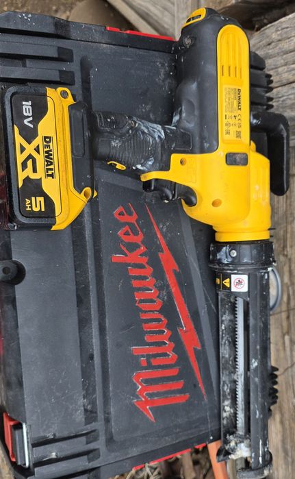 Pistol silicon dewalt dce560 cu acumulator 5 ah. An 2024