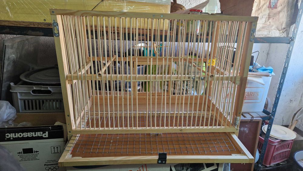 Дървена клетка за птици