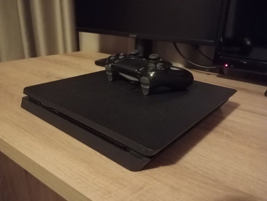 Playstation 4 с един контролер и 7 броя игри