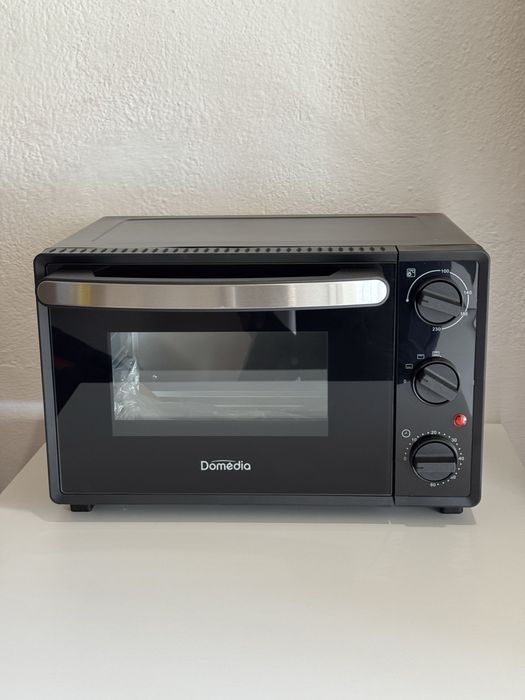 Електрическа фурна Domedia с мощност 1300W.
