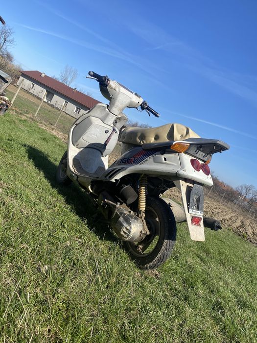 Vând 2 scutere sau schimb