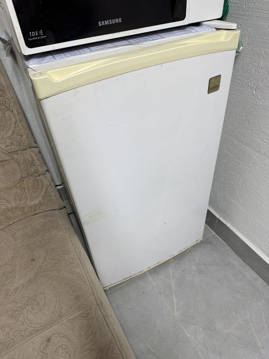 Парта, стол для ученика и холодильник