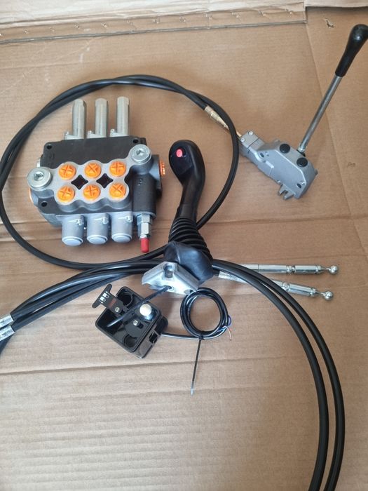 Distribuitor hidraulic cu joystick si maneta comanda suplimentara