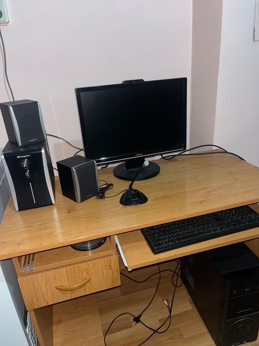 Компютър-пълен комплект готов за ползване +бюро