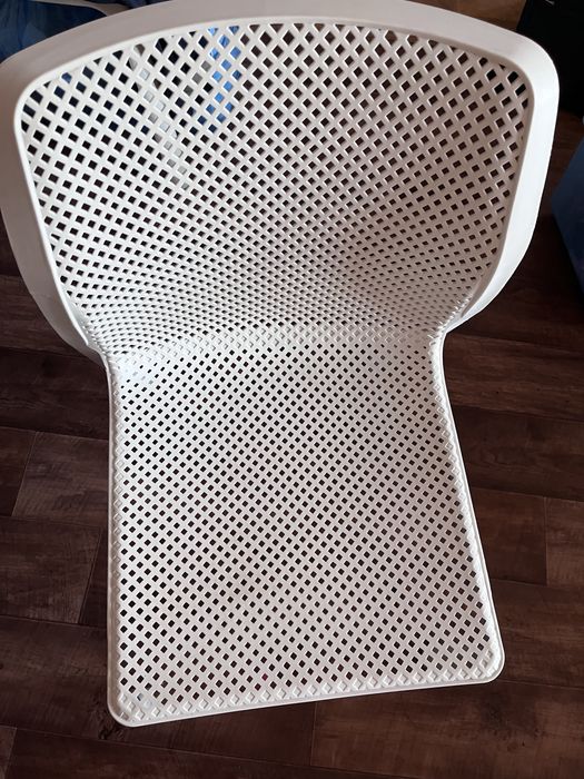 Два одинаковых стула (пластик), почти новые