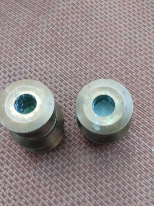 малки масивни бронзови свещници