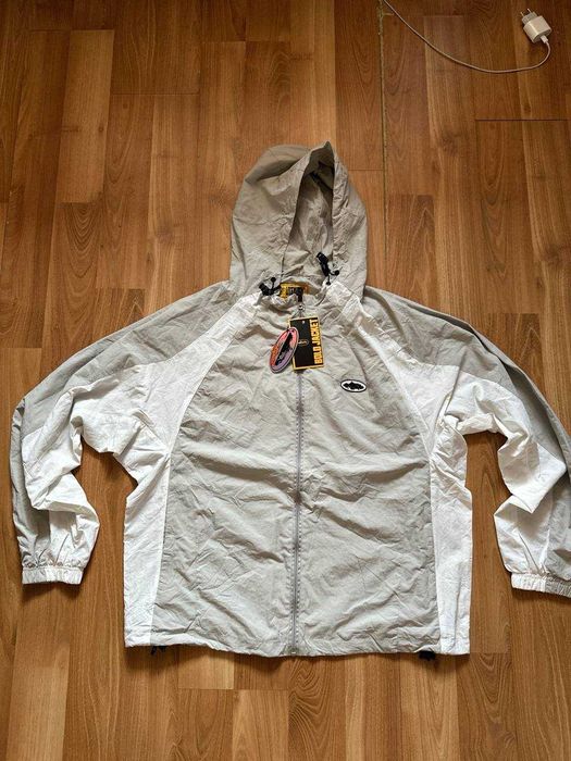 Geaca Corteiz cu eticheta (nu Nike, Gucci, Adidas, Balenciaga)