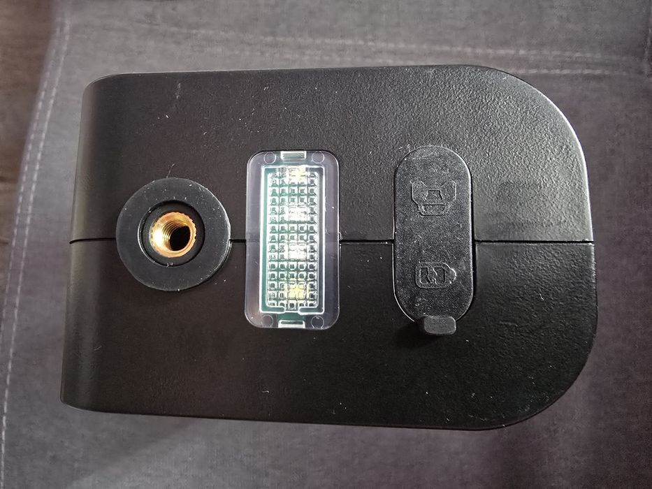 Продавам мобилно стартерно устройство с компресор за помпане на гуми