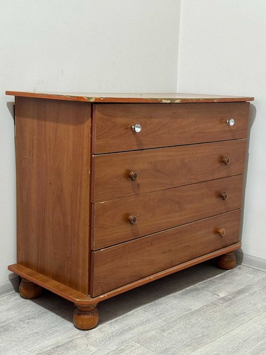 Komod, kompyuter stoli va yig‘iladigan stol