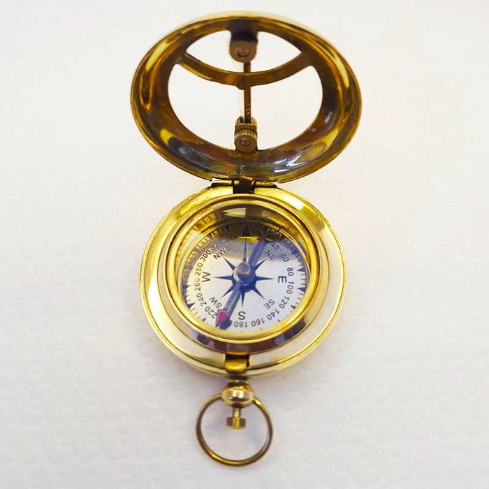 Бронзов компас с слънчев часовник