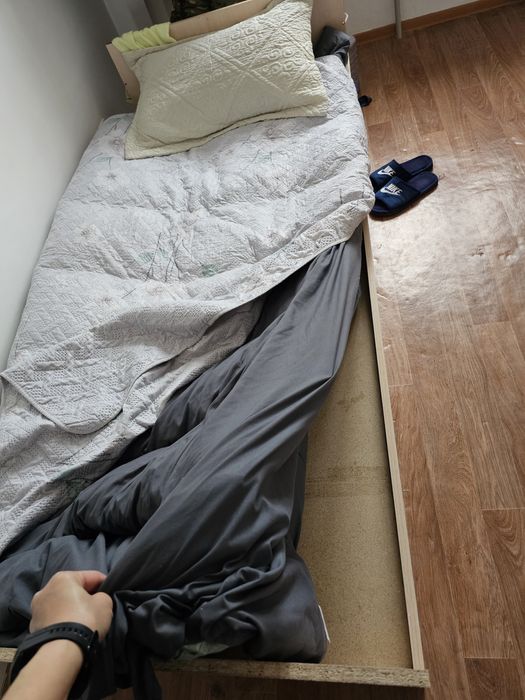 Кравать с матрацам ,диван