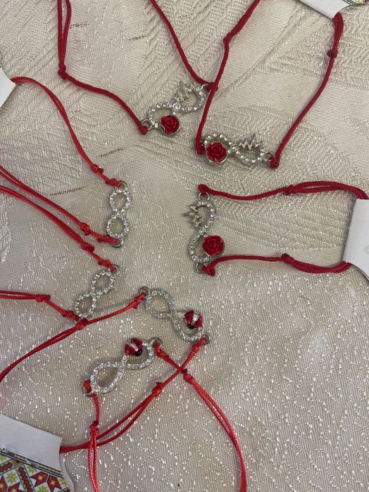 Гривна с червен конец на едро