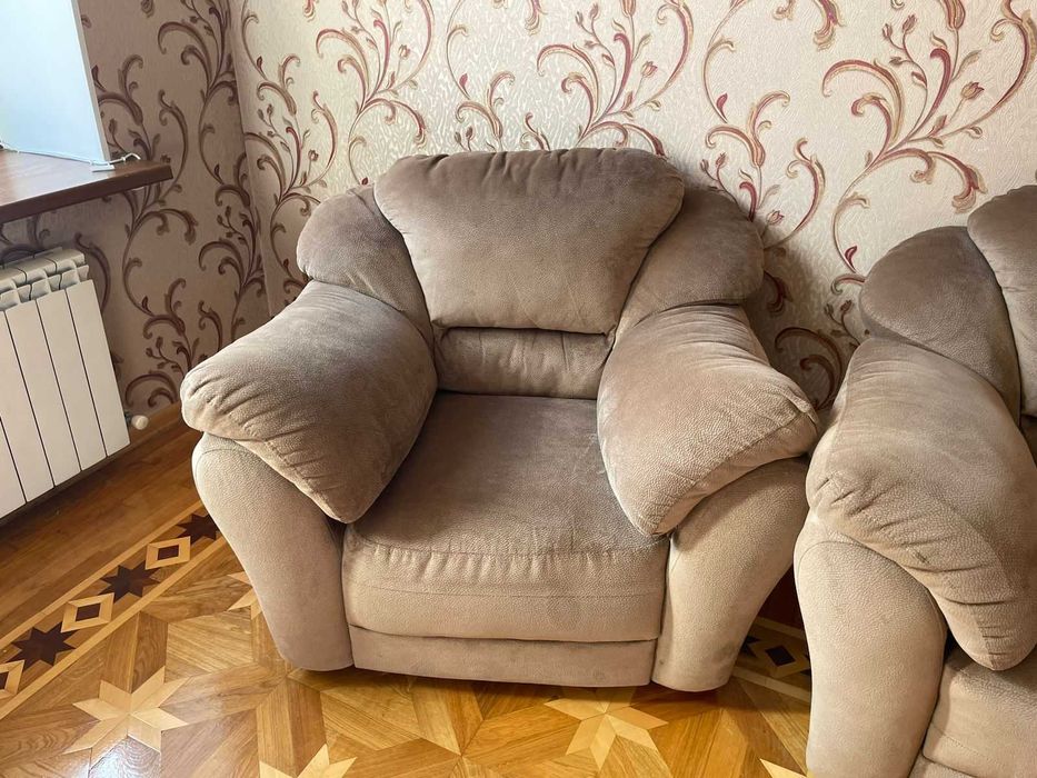 Продам диван с 2 креслами
