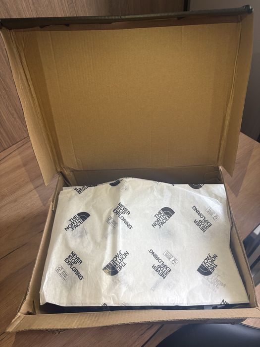 Продам новые кроссовки The North Face