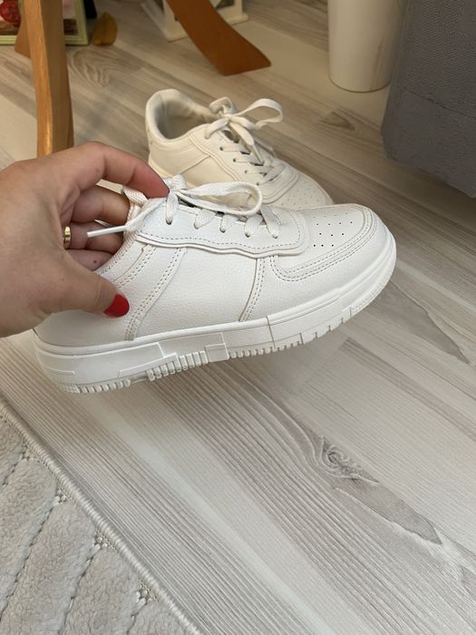 Vand sneakers albi marimea 36 DEEZEE