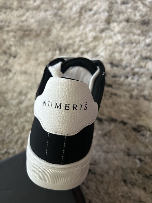Numeriś Atelier Acrylic Black