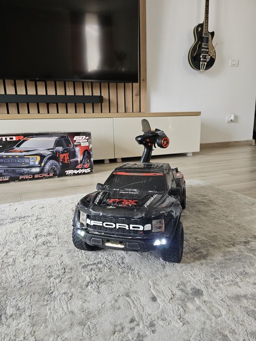Mașina cu telecomandă. Ford reptor f 150
