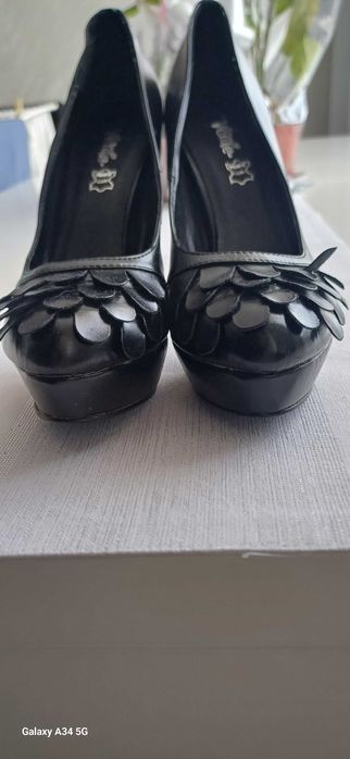 Подарявам дамски обувки на висок ток