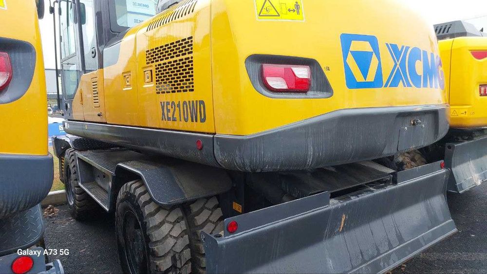 XCMG XE210WD — это более мощный и тяжелый колесный экскаватор 1.2 куб