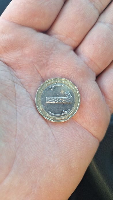 vind o moneda de un leva din 2002 arata perfect