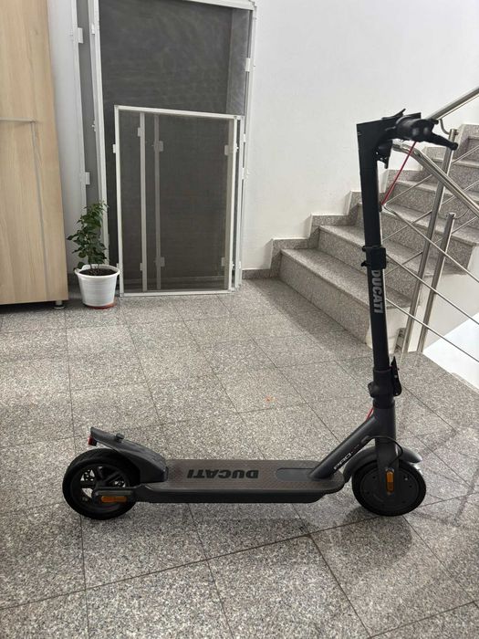 Trotinetă electrică DUCATI PRO-I EVO V3 – stare generală foarte bună