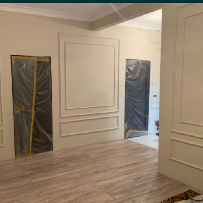 поклейка обоев .