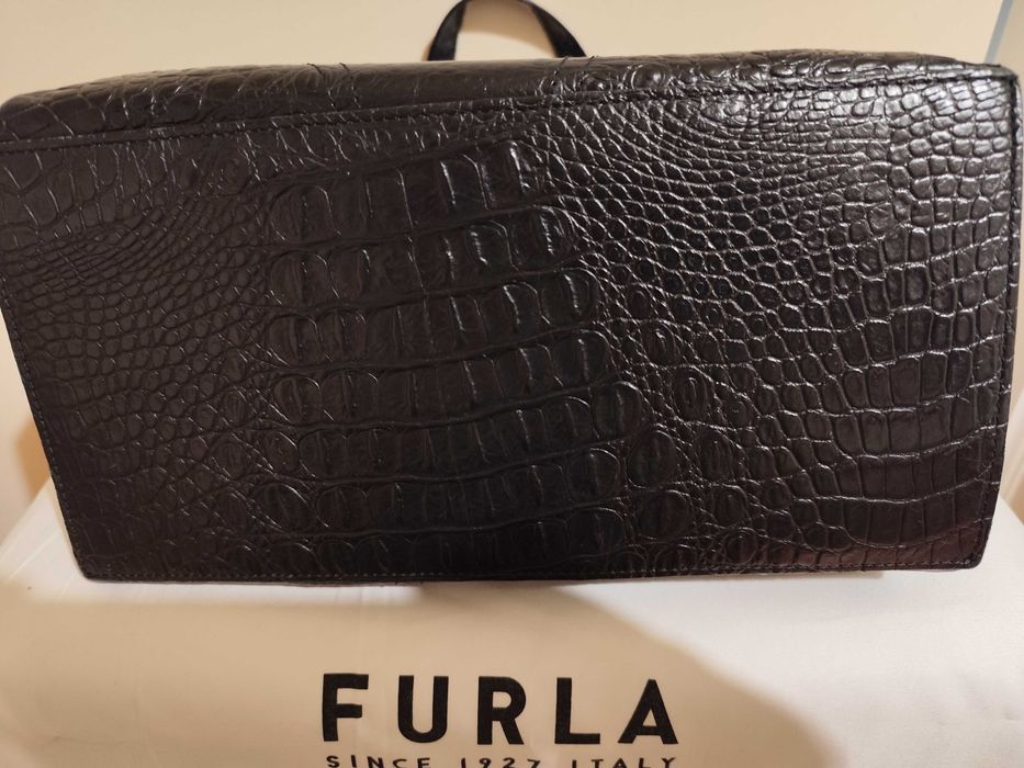 Черна чанта Furla модел divide it