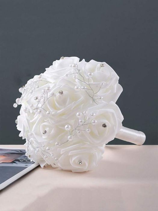 Vând diferite aranjamente florale din satin