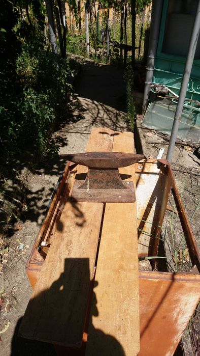 Стара стоманена наковалня.