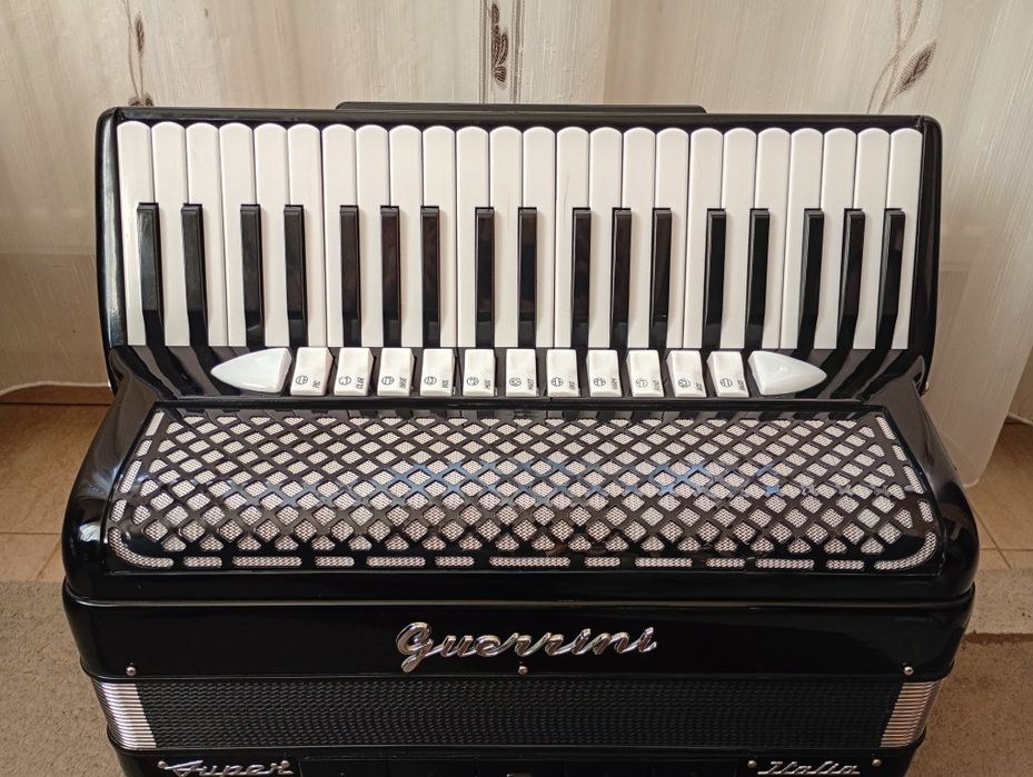 Vând acordeon GUERRINI