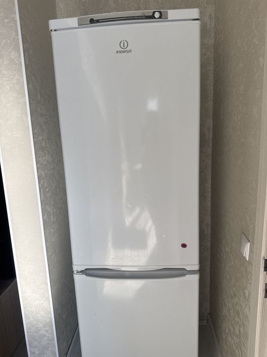 Продам холодильник б/у в рабочем состоянии indesit