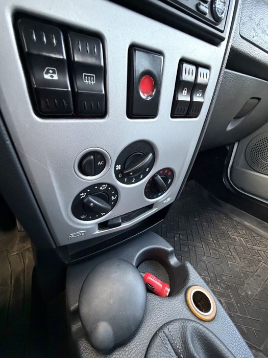 Dacia Logan 1.6 instalatie Gaz an 2006 Aer conditionat