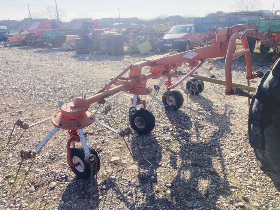 Grebla de risipit, imprastiat fan, iarba, paie Kuhn 4.40 m, roti late