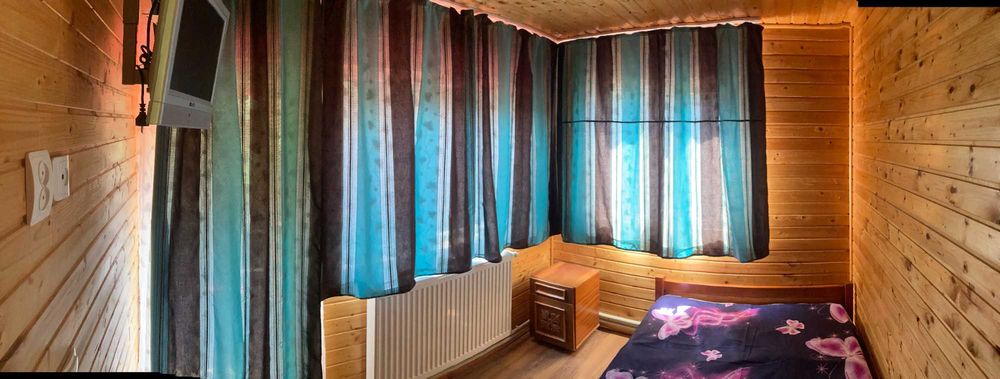 Vand(sau schimb cu apartament in Arad) 2 cabane si un teren pt. parcare,in Apuseni( Arieseni-Garda) la 100m de DN75.