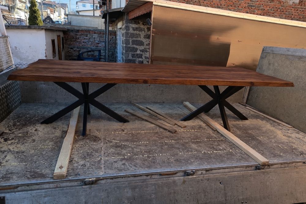 Маса и пейки жив ръб