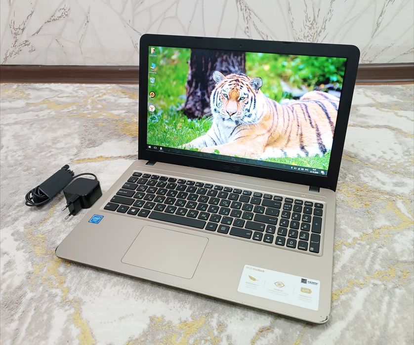 Notebook ASUS в хорошем состоянии.
